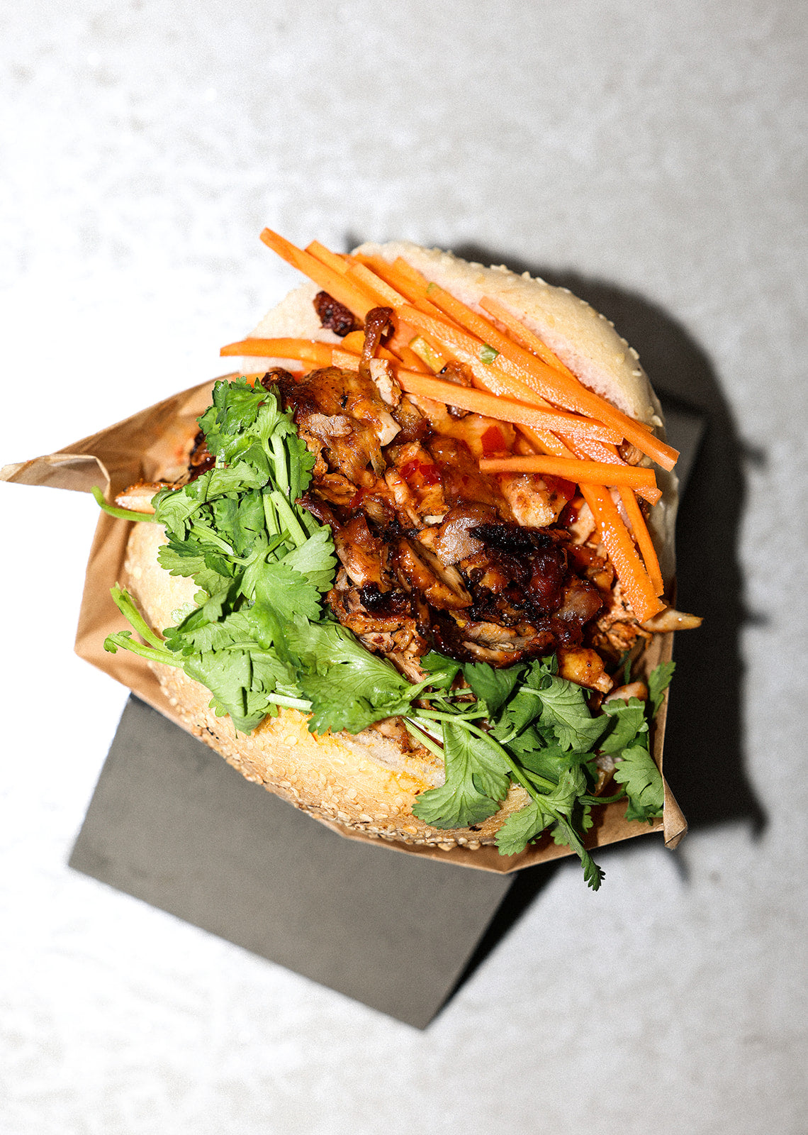 Deux moitiés de burrito kebab Basis avec sauce et ciboulette