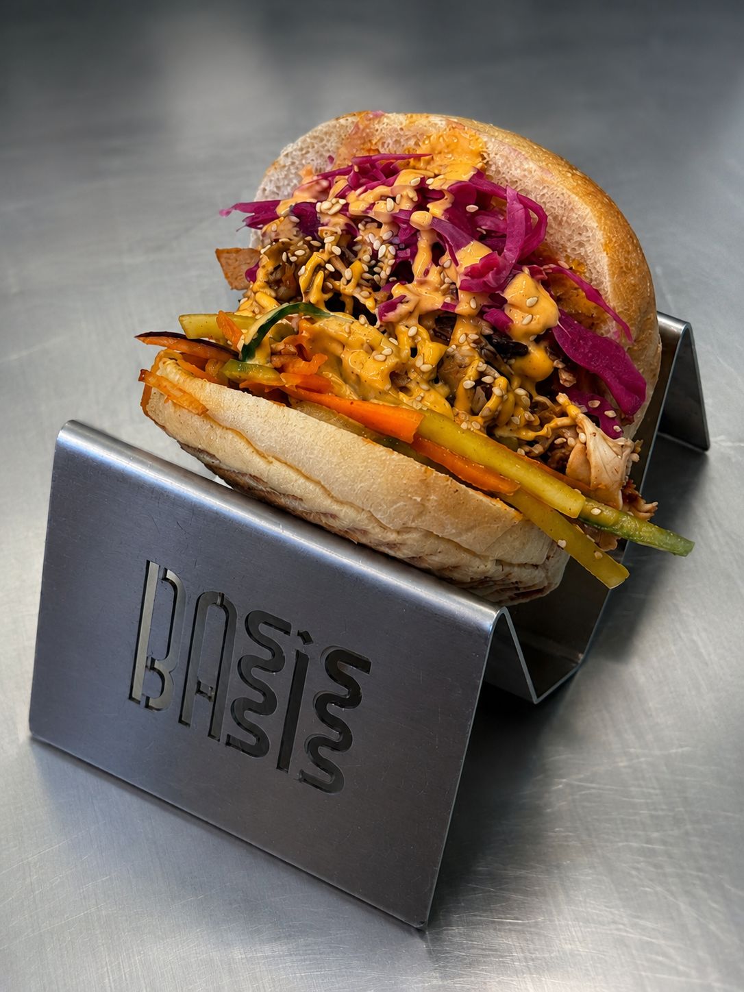 Deux moitiés de burrito kebab Basis avec sauce et ciboulette